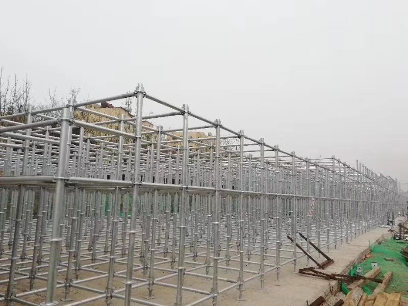 搭建腳手架橫向掃地桿與縱向掃地桿時，怎么設(shè)置好？ (圖1)